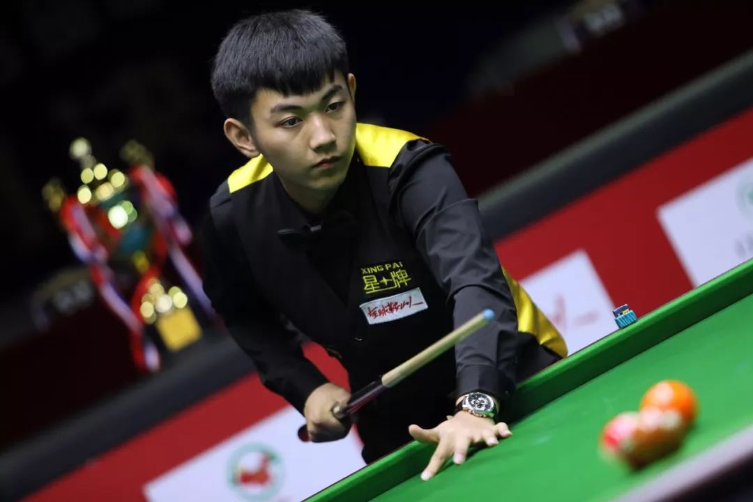 架以及更衣 架以及更衣